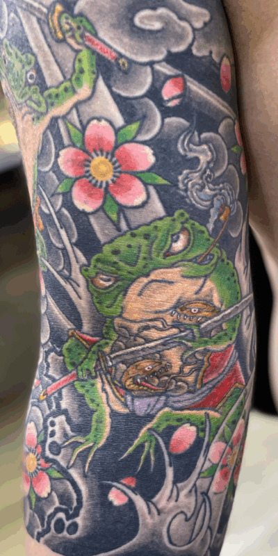 和彫り腕に「刀を持った蛇の刺青が入った蛙」の刺青