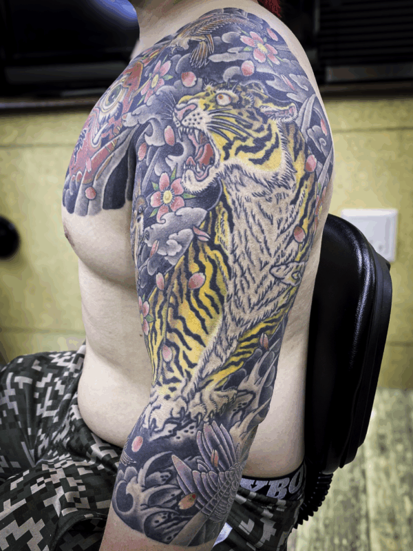 和彫り腕に「虎と桜」の刺青