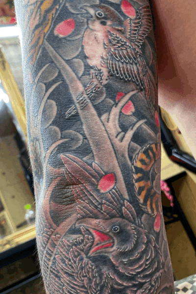 和彫り腕に「烏と雀」の刺青
