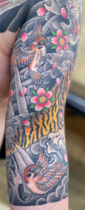 和彫り腕に「雀と桜」の刺青