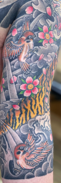 和彫り腕に「雀と桜」の刺青