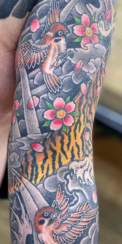 和彫り腕に「雀と桜」の刺青