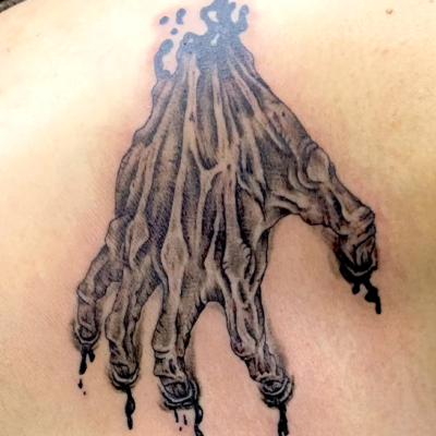 B&G 肩に「手とインク」のタトゥー