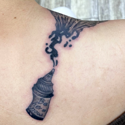 B&G 肩に「インクとボトル」のタトゥー
