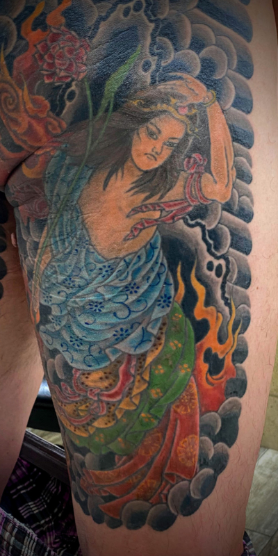 和彫り腿裏に「矜羯羅童子」の刺青