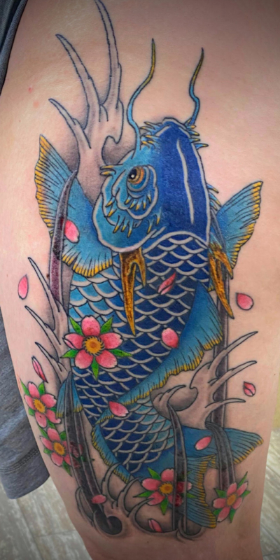 和彫り腕に「鯉の桜」の刺青