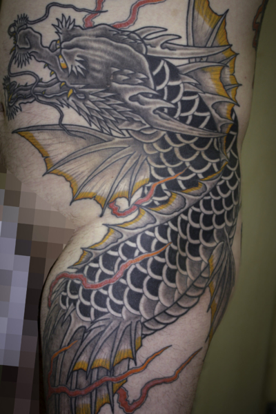 和彫り腹腿に「龍魚」の刺青