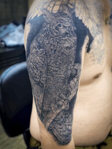 B&G 腕に「フクロウ」のタトゥー
