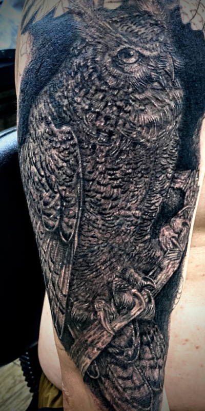 B&G 腕に「フクロウ」のタトゥー