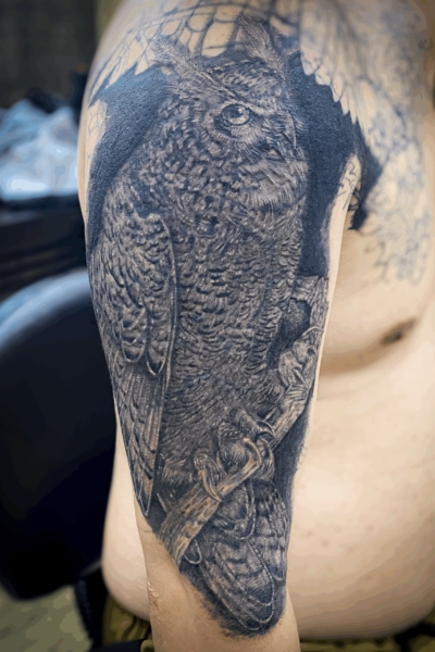 B&G 腕に「フクロウ」のタトゥー
