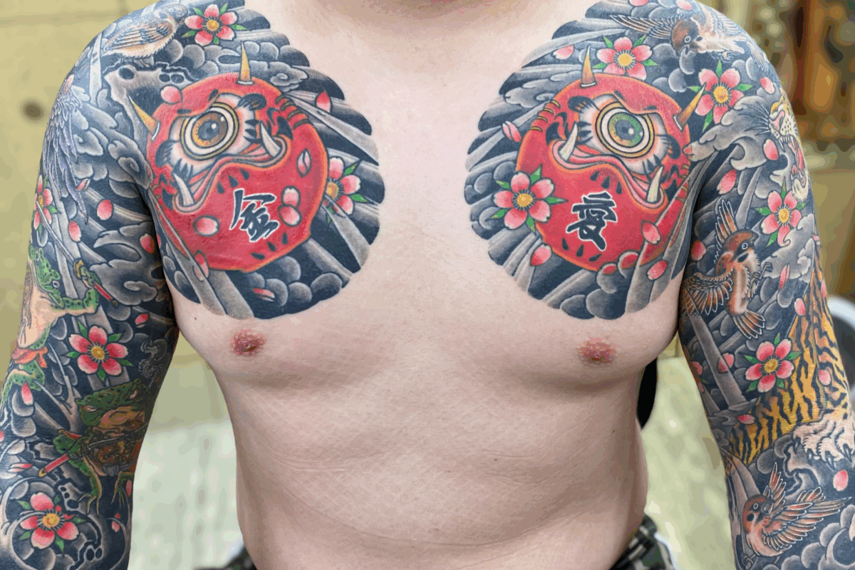 和彫り両腕胸に「変わり達磨と動植物」の刺青