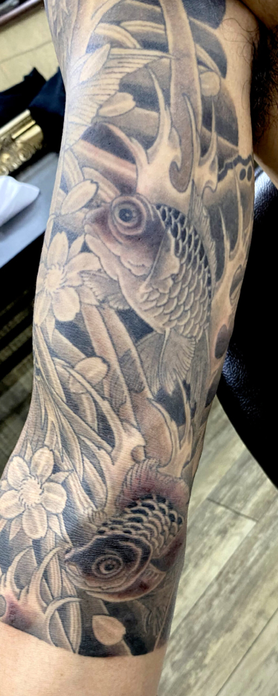 和彫り腕に「金魚」の刺青