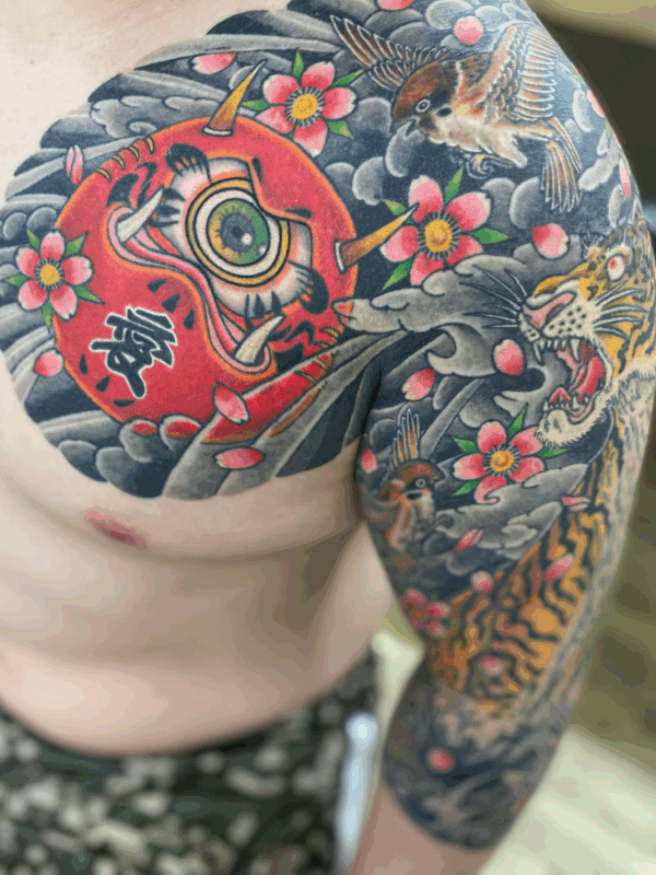 和彫り腕胸に「変わり達磨と動植物」の刺青
