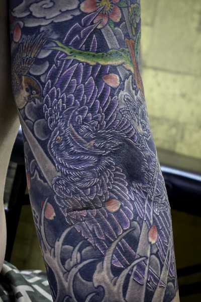 和彫り腕に「八咫烏」の刺青
