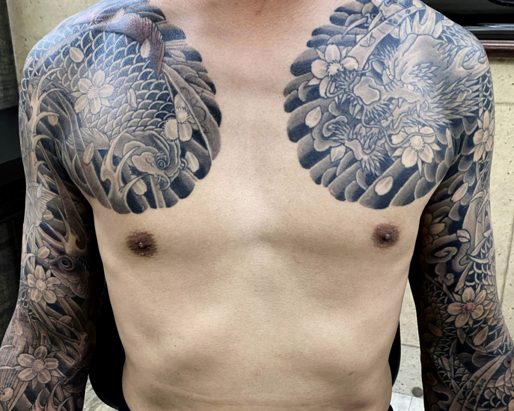 和彫り両腕胸に「龍と鯉」の刺青