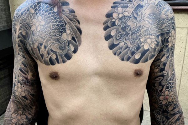 和彫り両腕胸に「龍と鯉」の刺青