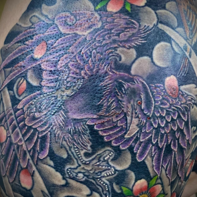 和彫り肩に「烏」の刺青