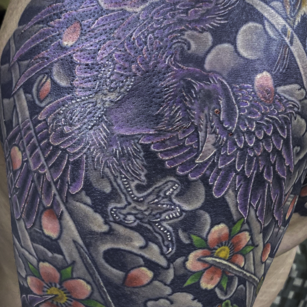 和彫り肩に「烏」の刺青