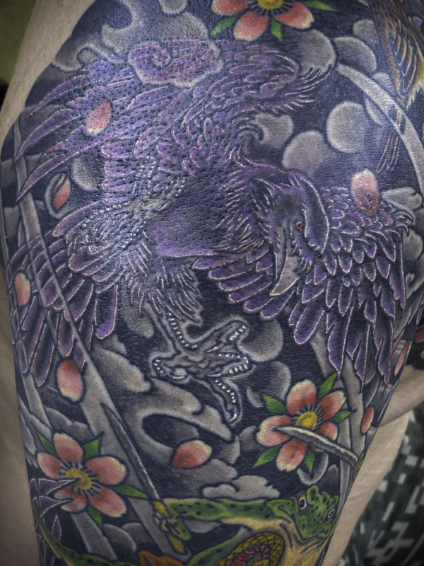 和彫り肩に「烏」の刺青