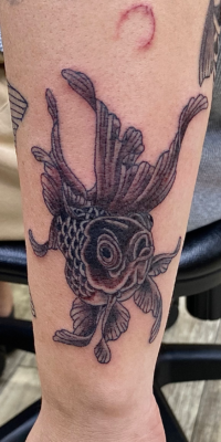 和彫り腕に「金魚」の刺青