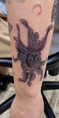 和彫り腕に「金魚」の刺青