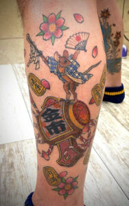 和彫り足に[鼠と打ち出の小槌]の刺青