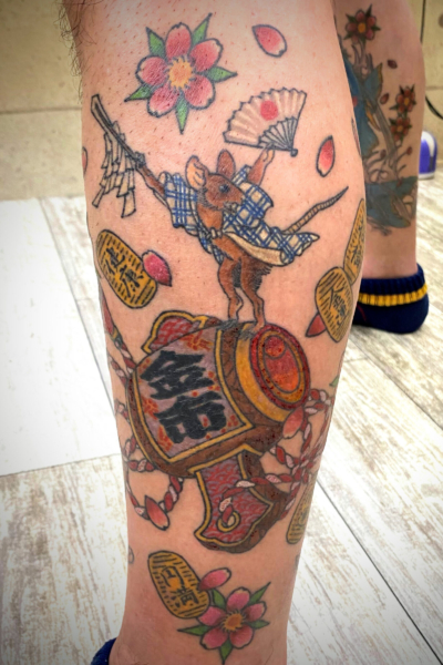 和彫り足に[鼠と打ち出の小槌]の刺青