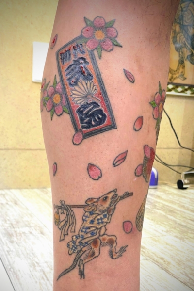 和彫り足に「鼠と札」の刺青