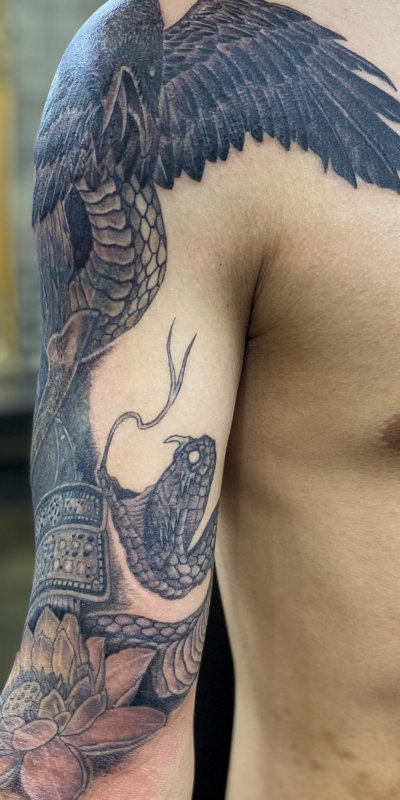 B&G 腕に「カラスとヘビ」のタトゥー