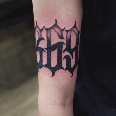 腕に「数字」のタトゥー