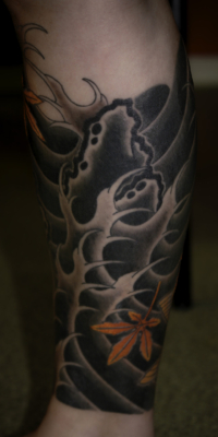 和彫り足に「紅葉と額」の刺青