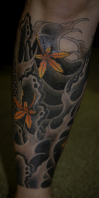 和彫り足に「紅葉と額」の刺青