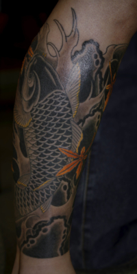 和彫り足に「鯉と紅葉」の刺青