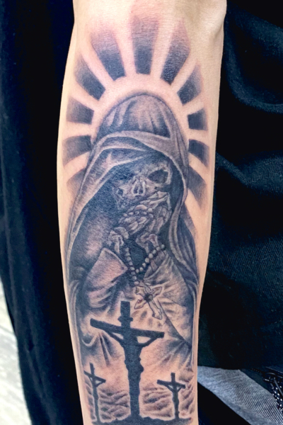 B&G 腕に「スカルマリアと十字架」のタトゥー