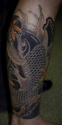 和彫り足に「鯉と紅葉」の刺青