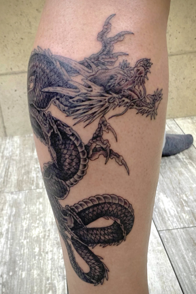 和彫り足に「龍」の刺青