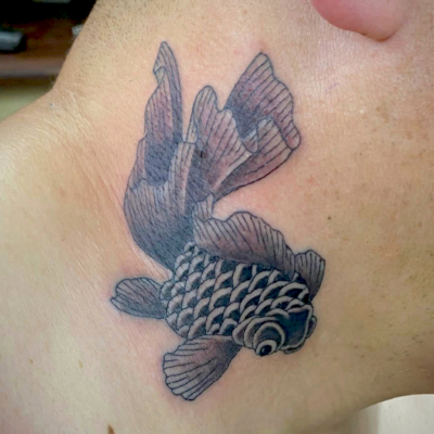 和彫り首に「金魚」の刺青