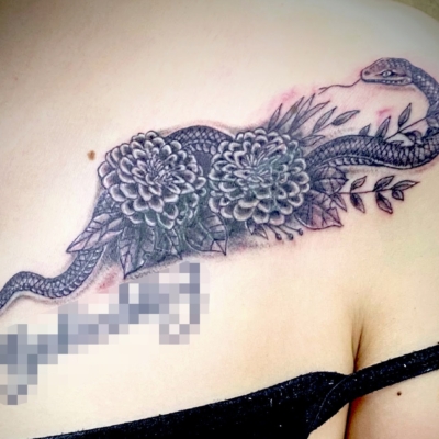 B&G 胸に「蛇と菊」のタトゥー
