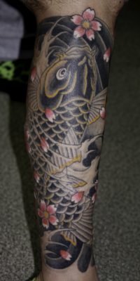 和彫り足に「般若と鯉」の刺青