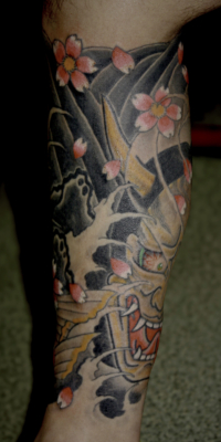 和彫り足に「般若と鯉」の刺青