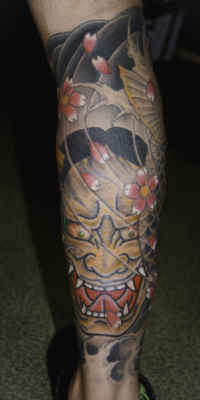 和彫り足に「般若と鯉」の刺青