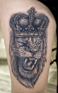 B&G 腿に「王冠をかぶったライオン」のタトゥー