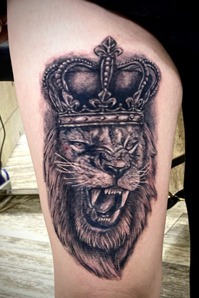 B&G 腿に「王冠をかぶったライオン」のタトゥー