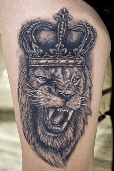 B&G 腿に「王冠をかぶったライオン」のタトゥー