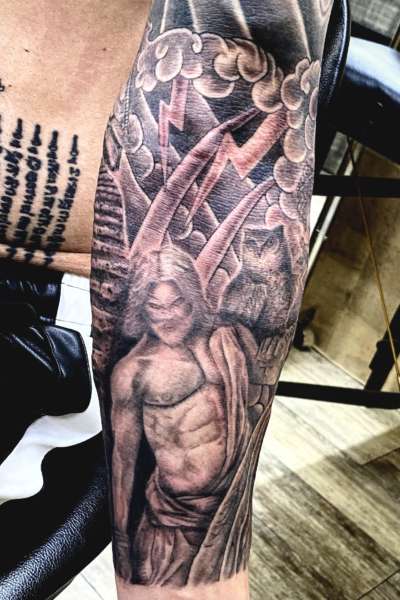 B&G 腕に「ゼウス 稲妻 フクロウ」のタトゥー