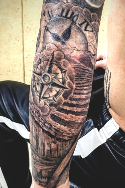 B&G 腕に「時計 コンパス 階段 神殿」のタトゥー