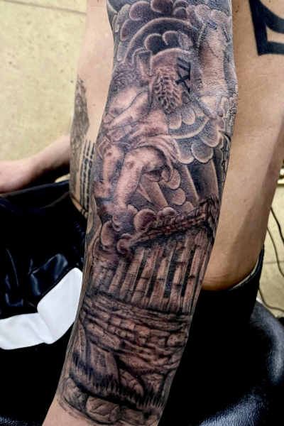 B&G 腕に「天使と神殿」のタトゥー