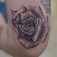 B&G 腕に「バラ」のタトゥー