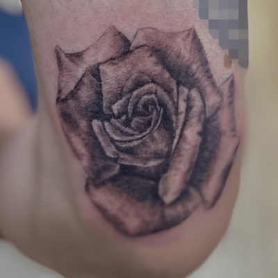 B&G 腕に「バラ」のタトゥー