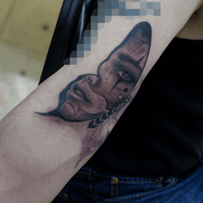 B&G 腕に「蝶に顔」のタトゥー